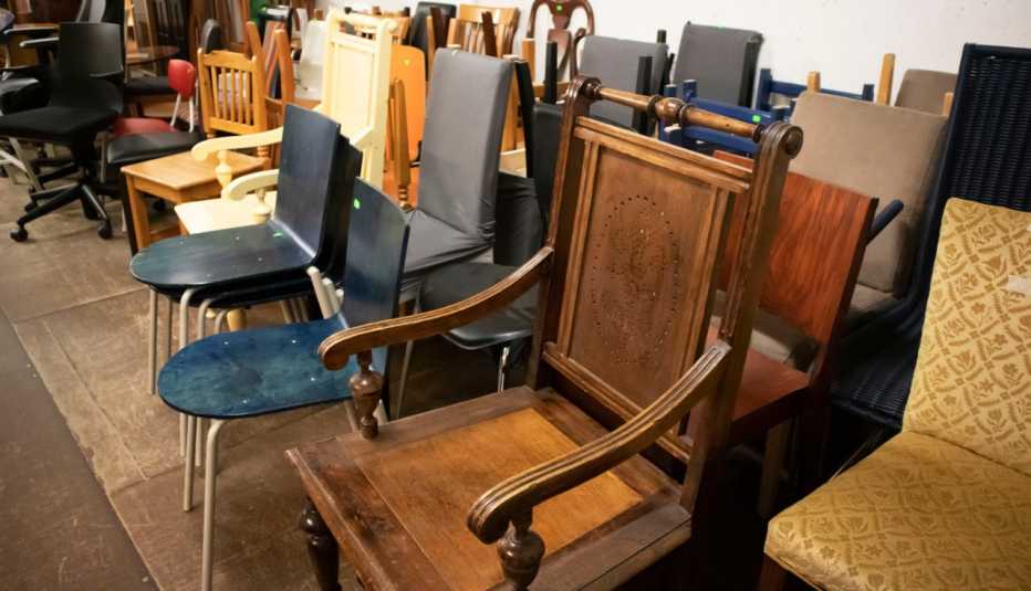 Recycling, Store, Market - Retail space, Second hand sale, Furniture Beware of Facebook Marketplace listings that could turn out to be scams.