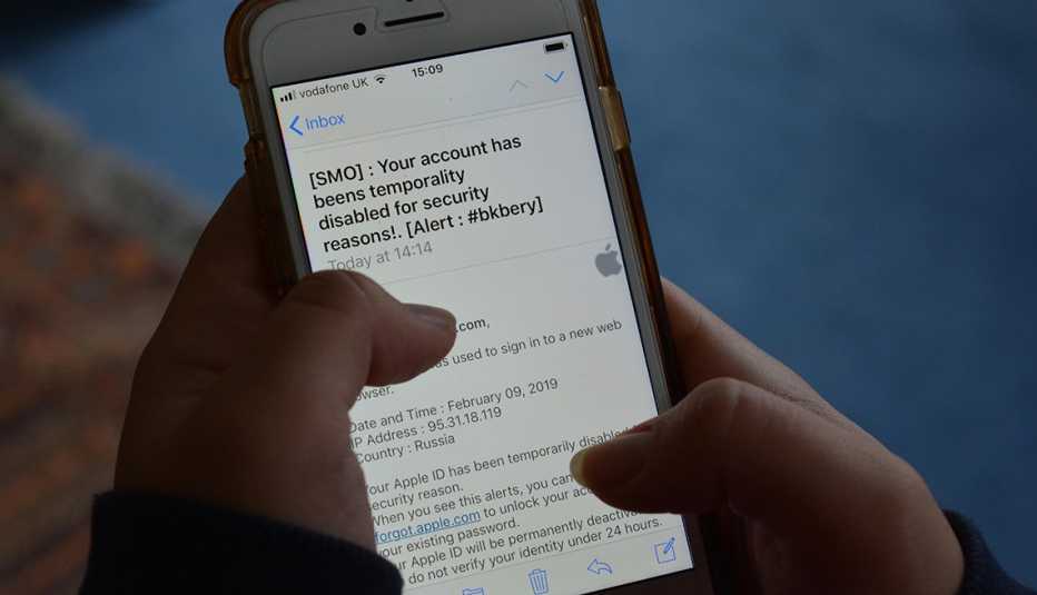 Phishing / scam email, purporting to be from Apple claiming that the account has been disabled and asking user to log in to reset password
