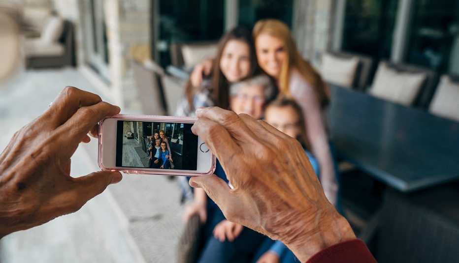 Grandad takes photo of his wife and grandchildren