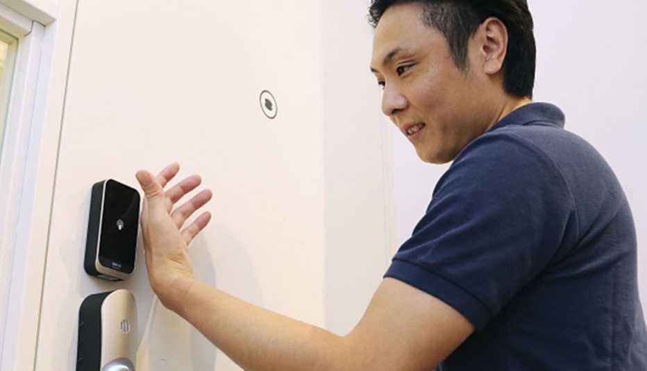 Man uses chip implanted in his hand to open a door in Japan